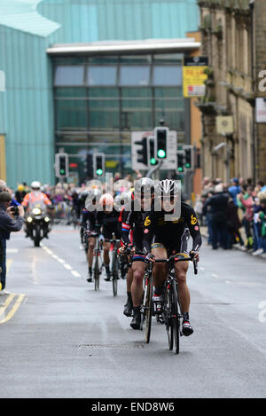 Barnsley, UK. 3. Mai 2015. Radfahrer fahren die Tour de Yorkshire durchlaufen Barnsley Town Centre, South Yorkshire. Bild: Scott Bairstow/Alamy Stockfoto