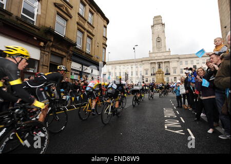 Barnsley, UK. 3. Mai 2015. Radfahrer fahren die Tour de Yorkshire pass in der Nähe von Barnsley Rathaus, South Yorkshire. Bild: Scott Bairstow/Alamy Stockfoto