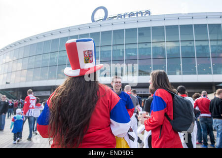 Prag, Tschechische Republik. 2. Mai 2015. Eishockey-Fans kommen in die O2 Arena Eishockey-Stadion vor der Ice Hockey World Championship Match Schweiz Vs Österreich in Prag, Tschechische Republik, 2. Mai 2015. Foto: Armin Weigel/Dpa/Alamy Live-Nachrichten Stockfoto