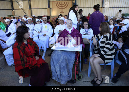 3. Mai 2015 - Berg Garizim, West Bank - Samariter warten vor der jährlichen Schlachtung Zeremonie für Pessach auf dem Garizim, in der Nähe von Nablus im Norden des Westjordanlandes. Im Gegensatz dazu wurde den Juden wer ihre Untertanentreue zu den Tempel von Jerusalem (seit den Tagen des Exils) geben und die bieten nicht die biblisch vorgeschriebenen Opfer seit des Tempels durch die Römer im Jahr 70 n. eingeebnet; die Samariter hielt noch ihre aufopfernde Dienste am Berg Garizim. Die Samariter Männer in weißen Gewändern gekleidet waren, die Führer trugen rote Hüte und die Priester trugen einen unverwechselbaren türkis-grüne Stockfoto