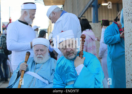 3. Mai 2015 - Berg Garizim, West Bank - Samariter warten auf die jährliche Schlachtung Zeremonie für Pessach auf dem Garizim, in der Nähe von Nablus im Norden des Westjordanlandes. Im Gegensatz dazu wurde den Juden wer ihre Untertanentreue zu den Tempel von Jerusalem (seit den Tagen des Exils) geben und die bieten nicht die biblisch vorgeschriebenen Opfer seit des Tempels durch die Römer im Jahr 70 n. eingeebnet; die Samariter hielt noch ihre aufopfernde Dienste am Berg Garizim. Die Samariter Männer in weißen Gewändern gekleidet waren, die Führer trugen rote Hüte und die Priester trugen einen unverwechselbaren türkis-grüne ga Stockfoto