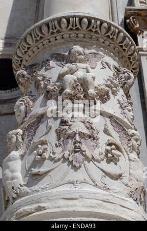 Die Spalte Verzierungen an der Fassade der Scuola Grande di San Marco. Die Fassade des Venedig Ospedale Civile ist ein asymmetrica Stockfoto