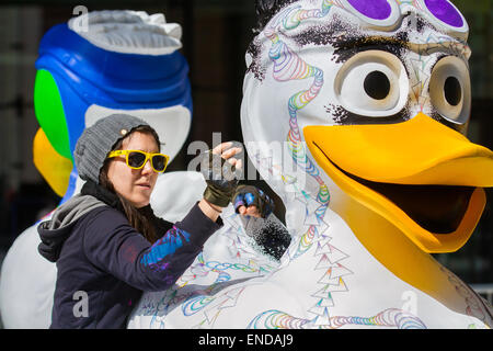 Bunt lackierter GFK Modell Tier ente Skulptur, Liverpool, Merseyside, 3. Mai 2015. Gemma Seddon, Umwelt Künstler aus London, malen Sie das Tempo Ente" für die Stadt die Mitte Projekt LightNight, ein Team von Künstlern verziert eine Vielzahl von riesigen Enten in der öffentlichen Ansicht bei Mann Insel Entwicklung. Der Liverpool Ente Trail, im Auftrag von AquaDucked, ist auf LightNight gestartet werden, um die lebendige Kreativität lebendig in Liverpool zu präsentieren. Stockfoto