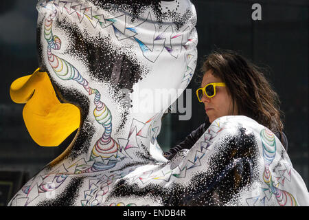 Bunt lackierter GFK Modell Tier ente Skulptur, Liverpool, Merseyside, 3. Mai 2015. Gemma Seddon, Umwelt Künstler aus London, malen Sie das Tempo Ente" für die Stadt die Mitte Projekt LightNight, ein Team von Künstlern verziert eine Vielzahl von riesigen Enten in der öffentlichen Ansicht bei Mann Insel Entwicklung. Der Liverpool Ente Trail, im Auftrag von AquaDucked, ist auf LightNight gestartet werden, um die lebendige Kreativität lebendig in Liverpool zu präsentieren. Stockfoto