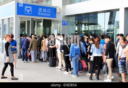 Changzhou, China Jiangsu Provinz. 3. Mai 2015. Passagiere warten auf boarding Züge am Bahnhof in Changzhou, der ostchinesischen Provinz Jiangsu, 3. Mai 2015. Bahn und Bus-Stationen in der ganzen Nation erlebt wogenden Passagierströme am Sonntag als der dreitägigen Labor Day Feiertag zu Ende und die Leute begannen kam wieder zu arbeiten. Bildnachweis: Wang Qiming/Xinhua/Alamy Live-Nachrichten Stockfoto