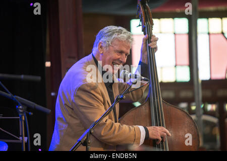 Herbie Flowers Jazz Frühstück mit Herbie Flowers on Bass im Brighton Spiegeltent, Brighton Fringe, Old Steine, Brighton, East Sussex, UK. 3.. Mai 2015 Stockfoto