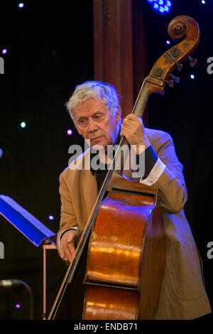 Herbie Flowers Jazz Frühstück mit Herbie Flowers on Bass im Brighton Spiegeltent, Brighton Fringe, Old Steine, Brighton, East Sussex, UK. 3.. Mai 2015 Stockfoto