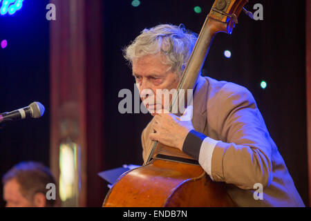 Herbie Flowers Jazz Frühstück mit Herbie Flowers on Bass im Brighton Spiegeltent, Brighton Fringe, Old Steine, Brighton, East Sussex, UK. 3.. Mai 2015 Stockfoto