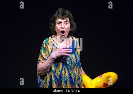 Lynn Ruth Miller Komödie Matriarchin erklingt in der Marlborough Theatre, Brighton, East Sussex, UK. 2. Mai 2015 Stockfoto