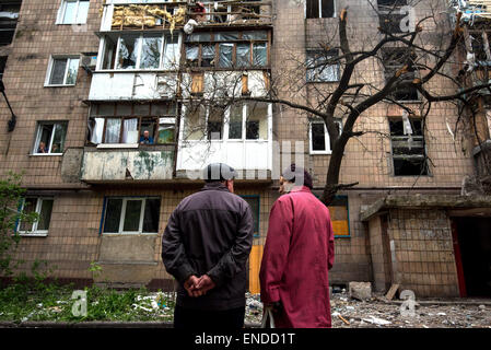 Donezk, Ukraine, 3. Mai 2015. Bewohner einer Wohnung block im Kyivskyi Bezirk Donetsk Stadt Umfrage Schäden durch Beschuss vom Vorabend. Die selbsternannten Donezk Volksrepublik hat ukrainischen Kräfte für den Angriff verantwortlich gemacht. Foto: James Sprankle/Dpa/Alamy Live News Stockfoto