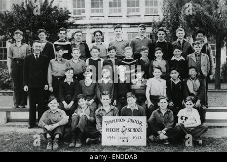 Dieses Schwarzweiß-Foto von der Templeton Junior High School fängt Schüler während des akademischen Jahres 1941-42 ein. Das Bild spiegelt die Mode- und Klassendynamik der frühen 1940er Jahre in Amerika wider und zeigt die Schüler und Lehrer in Schuluniformen und -Kleidung. Stockfoto