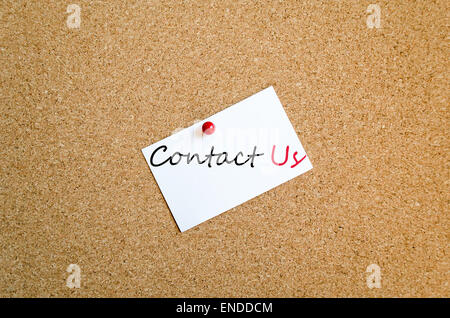 Notiz auf Cork Board Hintergrund Kontakt Konzept Stockfoto