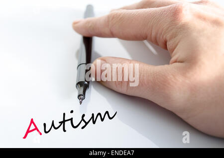 Stift in der Hand isoliert auf weißem Hintergrund Autismus Konzept Stockfoto