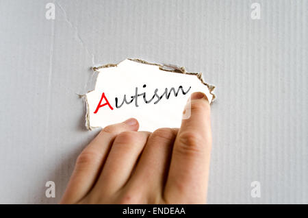 Hand auf dem Karton Hintergrund-Autismus-Konzept Stockfoto