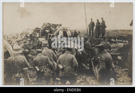 Eine echte Fotopostkarte aus dem Ersten Weltkrieg, die deutsche Soldaten zeigt, die während des Ersten Weltkriegs mit einem Beobachtungsballon marschierten. Diese Szene zeigt Militärpersonal, Ausrüstung und Truppen, während sie im Konflikt voranschreiten. Das Bild erfasst die militärische Atmosphäre der Zeit in einem historischen Kontext. Stockfoto