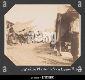 Dieses Bild zeigt eine lebhafte Straßenmarktszene in San Luis Potosí, Mexiko, und zeigt die lebhafte Atmosphäre des Stadtlebens. Die Händler und farbenfrohen Stände spiegeln die dynamische Marktkultur wider und bieten eine Momentaufnahme des Alltags in der Stadt. Stockfoto