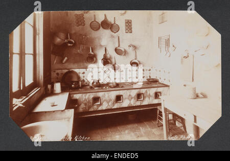 Dieses Bild zeigt eine traditionelle mexikanische Küche mit einem brasero, einer Art Herd zum Kochen, zusammen mit verschiedenen Küchenutensilien, die in der mexikanischen Küche üblich sind. Stockfoto