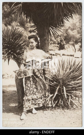 Diese echte Fotopostkarte (RPPC) zeigt eine typische Szene in Monterrey, Nuevo León, Mexiko, mit Frauen in traditioneller Kleidung. Das Bild bietet einen Einblick in die kulturelle Kleidung der Region und zeigt die lokale Mode und den Lebensstil während der Zeit. Stockfoto