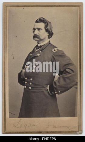 Dieses Porträt von Mathew B. Brady zeigt General John A. Logan, eine prominente Persönlichkeit im Amerikanischen Bürgerkrieg. Logan war Anführer der Union Army, diente mit Auszeichnung und war für seine militärische Führung bekannt. Das Foto ist Teil einer Sammlung, die Schlüsselfiguren aus der Zeit des Bürgerkriegs dokumentiert. Stockfoto