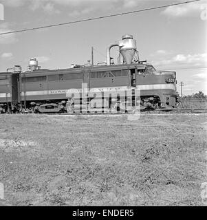 Eine Fotografie der dieselelektrischen Güterlokomotive Nr. 320 der Missouri Pacific Railroad, die die technologischen Fortschritte im Eisenbahnverkehr des frühen 20. Jahrhunderts zeigt. Stockfoto
