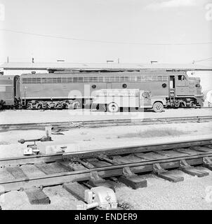 Die Diesel Electric-Personenlokomotive Nr. 41 der Missouri Pacific Railroad wird von einem Gulf Oil Truck betankt. Diese Szene aus der Mitte des 20. Jahrhunderts erfasst die Bedeutung effizienter Kraftstoffsysteme für Personenzuglokomotiven in der Ära der Expansion der Eisenbahnen in Amerika. Stockfoto