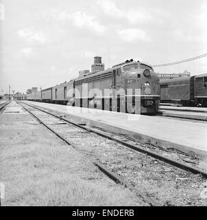 Dieses Bild zeigt die Missouri Pacific Diesel Electric Personenlokomotive Nr. 42, ein bedeutendes Stück Eisenbahngeschichte, das die Entwicklung dieselbetriebener Lokomotiven im frühen 20. Jahrhundert repräsentiert. Stockfoto