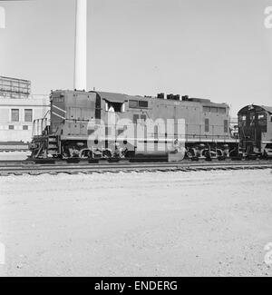 Die Missouri Pacific Diesel Electric Road Switcher No. 162 war Teil der Missouri Pacific Railroad Flotte. Diese Diesellokomotive wurde für Umsteigearbeiten und Hofarbeiten verwendet, was die Umstellung von Dampf- auf Dieselmotor in der amerikanischen Eisenbahn Mitte des 20. Jahrhunderts veranschaulicht. Stockfoto