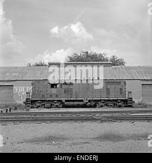Der Diesel Electric Road Switcher No. 199 der Missouri Pacific Railroad, bekannt als MOPAC, wurde in verschiedenen Betrieben in den USA eingesetzt und stellt eine Schlüsselentwicklung in der Eisenbahngeschichte dar, die den Übergang zu effizienteren Diesellokomotiven für den Umstieg auf Werft- und Güterverkehr unterstreicht. Stockfoto