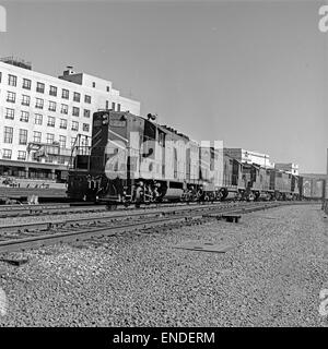 Der Diesel Electric Road Switcher Nr. 237 der Missouri Pacific Railroad ist ein wichtiger Bestandteil der MOPAC-Flotte. Diese Lokomotive, bekannt für ihre Effizienz im Güter- und Umsteigebetrieb, dient zur Verbindung verschiedener Eisenbahnstrecken innerhalb des GM&O-Netzes und erleichtert so den Gütertransport in den USA Stockfoto