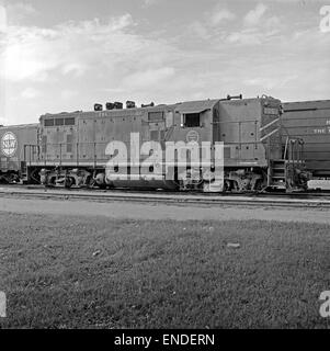 Eine Fotografie des Diesel Electric Road Switcher Nr. 295 der Missouri Pacific Railroad, der für den Wechsel von Eisenbahnwagen in Werften verwendet wurde und die Entwicklung der Eisenbahntechnologie im 20. Jahrhundert darstellt. Stockfoto