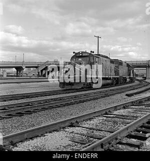 Die Diesel Electric Road Switcher Nr. 326 der Missouri Pacific Railroad ist eine legendäre Lokomotive aus der Mitte des 20. Jahrhunderts. Sie ist in diesem Bild als Teil der Missouri Pacific Railroad dargestellt, die zum Wachstum des amerikanischen Eisenbahnverkehrs beiträgt. Stockfoto