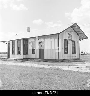 [Missouri-Kansas-Texas, ehemalige Railroad Depot, Burkburnett, Texas, nordöstlichen Seite Spuransicht] Stockfoto