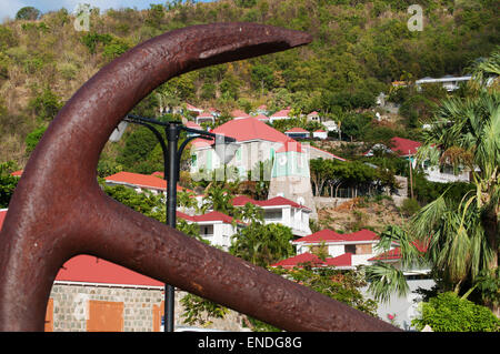 St. Barths, Saint-Barthélemy, Antillen, Karibik : ein Anker im Zentrum von Gustavia und der Schwedischen Uhrturm und Glockenturm Stockfoto