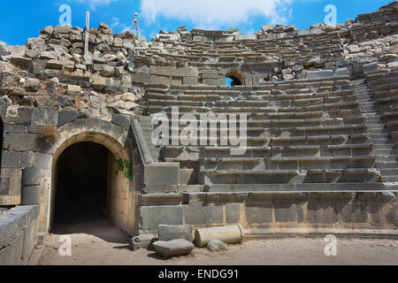 Alte Ruine in Umm Qais in Jordanien zeigt das Amphitheater. Stockfoto