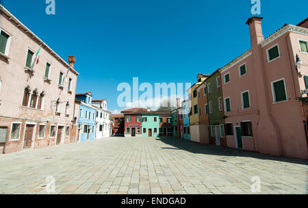 Typischer Platz, umgeben mit Häusern auf der Insel Burano in der Nähe von Venedig, Italien Stockfoto