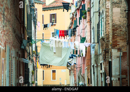 Typische Straße in Venedig mit Kleidern hängen zum Trocknen zwischen Häuser Stockfoto