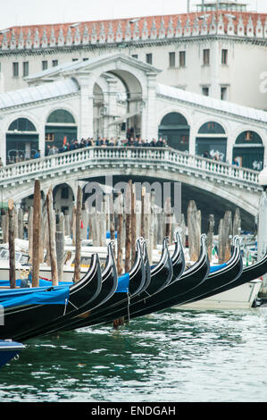 Der berühmten Rialto Brücke in Venedig, Italien, mit Gondeln im Vordergrund. Stockfoto