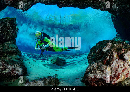 Scuba Diver vom Eingang der Höhle von Ginnie Frühling, Ginnie Springs, High Springs, Gilchrist County, Florida, USA Stockfoto