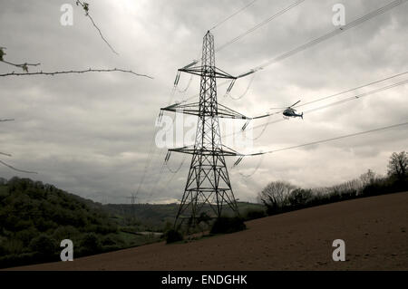 Hubschrauber Stromleitungen Inspektion Stockfoto