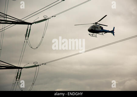 Hubschrauber Stromleitungen Inspektion Stockfoto