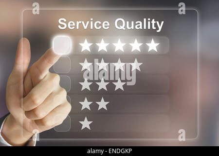 Unternehmen der Hand klicken Servicequalität auf virtuellen Bildschirm-Schnittstelle Stockfoto