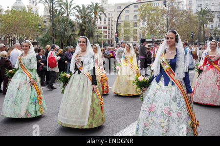 Frauen in traditioneller Kleidung während der Prozession auf dem Festival von San Vicente Ferrer, dem Schutzpatron der valencianischen Gemeinschaft Stockfoto