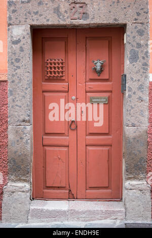 Tür auf Straße in San Miguel de Allende, Mexiko Stockfoto