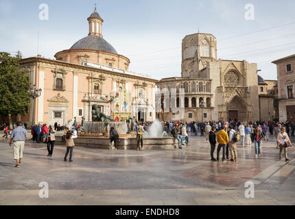 Plaza De La Virgen mit der Kathedrale und der Basilika de Virgen de Los Desamparados, Valencia, Spanien Stockfoto