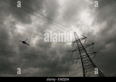 Hubschrauber Stromleitungen Inspektion Stockfoto