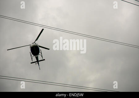 Hubschrauber Stromleitungen Inspektion Stockfoto