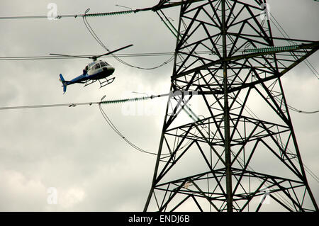 Hubschrauber Stromleitungen Inspektion Stockfoto