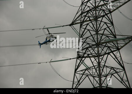 Hubschrauber Stromleitungen Inspektion Stockfoto