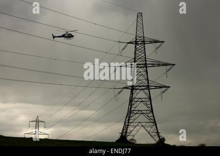 Hubschrauber Stromleitungen Inspektion Stockfoto