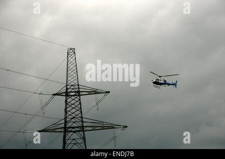 Hubschrauber Stromleitungen Inspektion Stockfoto